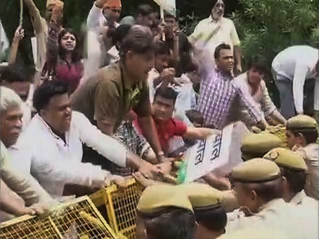 दिल्ली में पेट्रोल-डीज़ल पर वैट बढ़ाए जाने के खिलाफ़ बीजेपी-कांग्रेस का प्रदर्शन