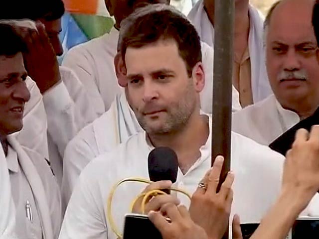 राहुल गांधी ने केंद्र सरकार को दी गरीबों की इज्जत करने की नसीहत