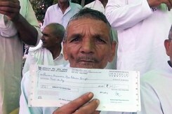 ज़मीन अधिग्रहण की रॉयल्टी पर किसानों को दिए गए दो से 10 रुपये तक के चेक ज़मीन अधिग्रहण की रॉयल्टी पर किसानों को दिए गए दो से 10 रुपये तक के चेक