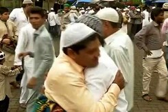 देशभर में धूमधाम से मनाई जा रही है ईद, लोगों ने गले मिलकर दी एक-दूसरे को बधाई देशभर में धूमधाम से मनाई जा रही है ईद, लोगों ने गले मिलकर दी एक-दूसरे को बधाई