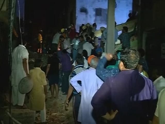 Videos : दिल्ली के विष्णु गार्डन में चार मंजिला इमारत गिरी
