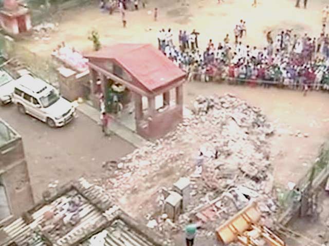 5 Dead in Delhi Building Collapse, Young Girl Feared Trapped