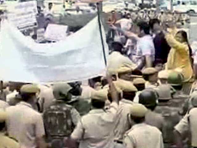 दिल्ली में लड़की की चाकू मारकर हत्या के विरोध में 'आप' का पुलिस मुख्यालय के बाहर प्रदर्शन