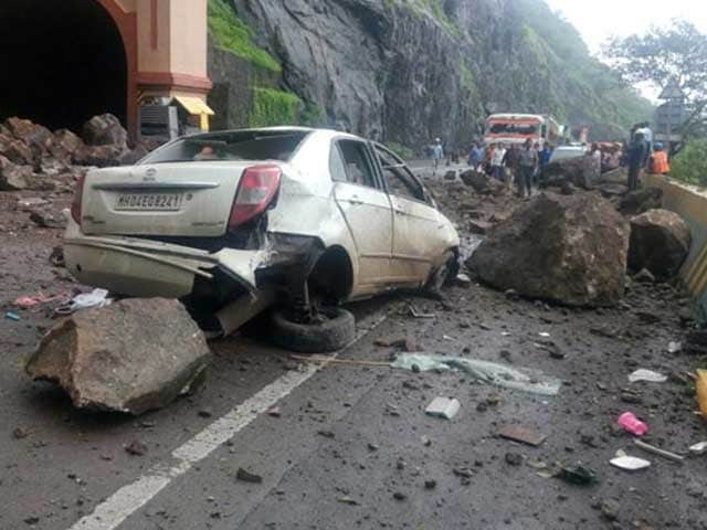 Video : 3 Dead in Landslide on Mumbai-Pune Expressway, Traffic Diverted