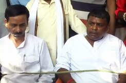 मुगलसराय : नाराज जनता ने विधायक और सभासद को बनाया बंधक मुगलसराय : नाराज जनता ने विधायक और सभासद को बनाया बंधक