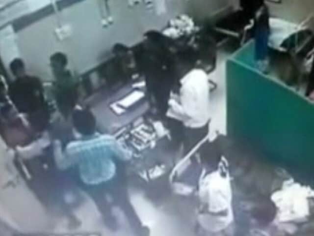 Videos : कैमरे में कैद : औरंगाबाद में मरीज के परिजनों ने डॉक्टर को पीटा