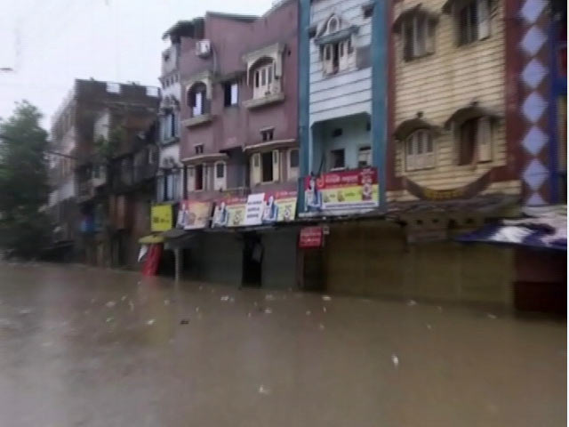 उज्जैन में बारिश का कहर, निचले इलाकों में नाव का सहारा