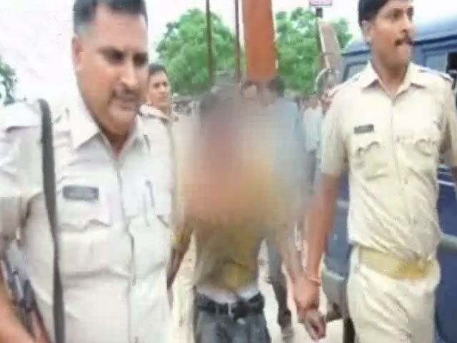 पुलिस से भाग रहे बदमाश को भारी पड़ी एक गलती, लोगों ने खूब पीटा