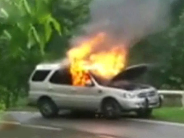 टाटा सफारी में लगी आग, बाल-बाल बची जान