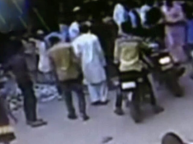 Videos : दिल्ली : सीसीटीवी में कैद हुई रोडरेज की वारदात, युवक को घोंपा चाकू