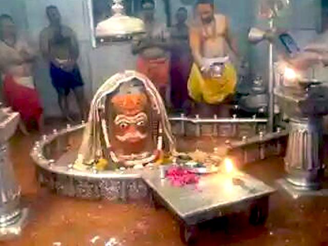 उज्जैन : महाकाल मंदिर के गर्भगृह में घुसा बारिश का पानी