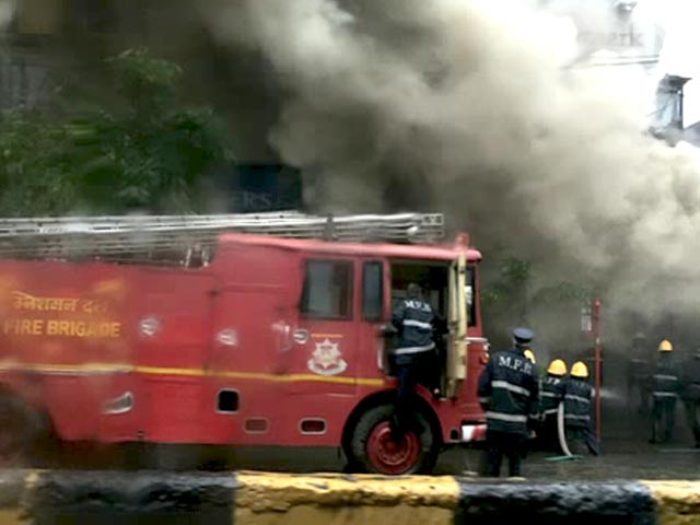 Videos : मुंबई के बांद्रा में जूते के शोरूम में लगी आग, चार-पांच दुकानें चपेट में