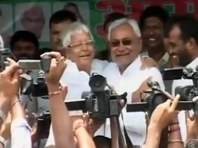 नीतीश कुमार के 'चंदन' और 'सांप' से जुड़े ट्वीट पर विवाद