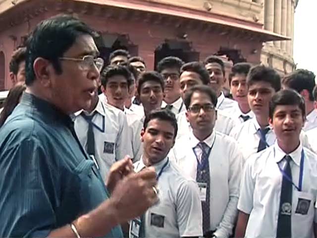 संसद में हंगामे से निराश हुए कार्यवाही देखने आए छात्र, दो नेताओं ने लौटाई रौनक