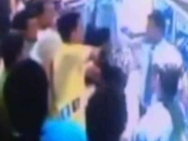 Video : #NoVIP: कैमरे में कैद हुआ गार्ड की पिटाई करता विधायक का बेटा