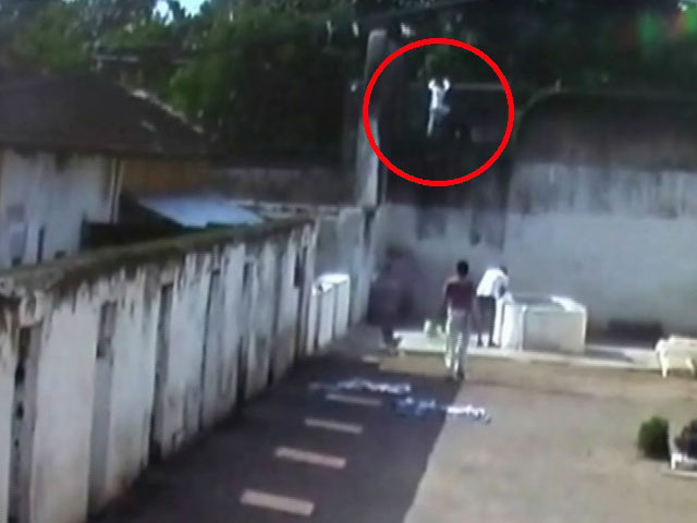 कैमरे में कैद : जेल की दीवार फांदकर भागा कैदी