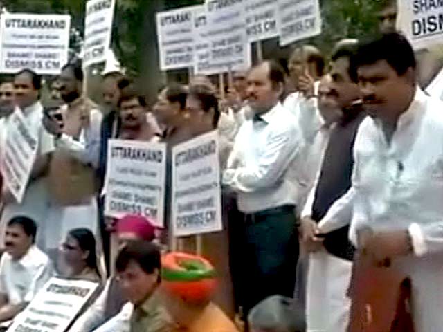 संसद चलने की मांग को लेकर NDA सांसदों का धरना