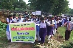 यहां पढ़ना चाहती हैं लड़कियां, पर पढ़ाने वाला कोई नहीं यहां पढ़ना चाहती हैं लड़कियां, पर पढ़ाने वाला कोई नहीं