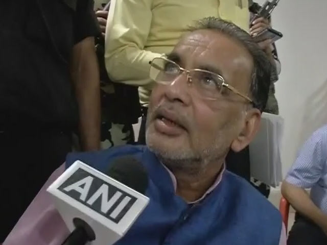 खुदकुशी के कारणों पर सियासी बवाल, विपक्ष ने कृषि मंत्री को घेरा