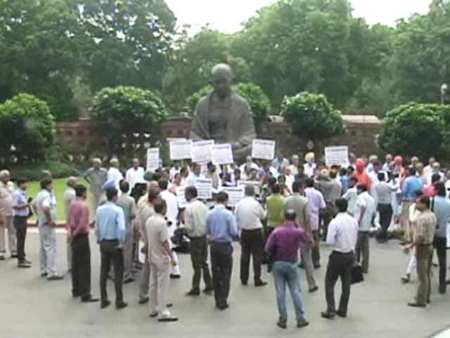 Videos : धरने पर बैठे एनडीए के सांसद, चौथे दिन भी नहीं चली संसद