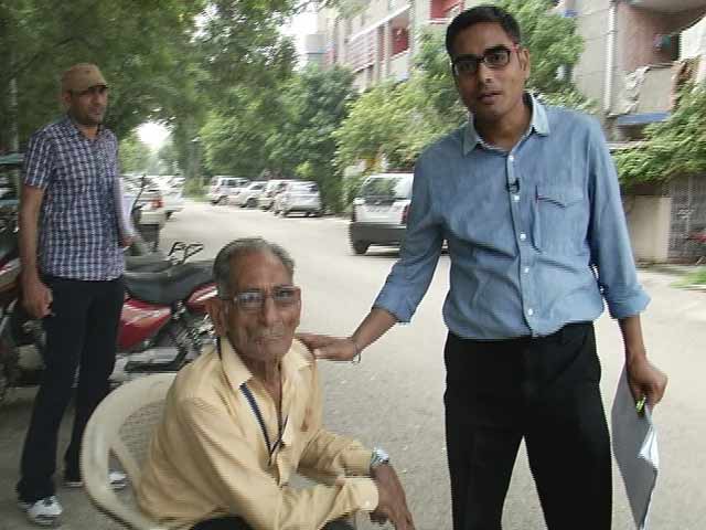 Videos : दिल्ली के पेंशनधारी : यहां पेंशन का 'प्रसाद' बांट रहे हैं पार्षद