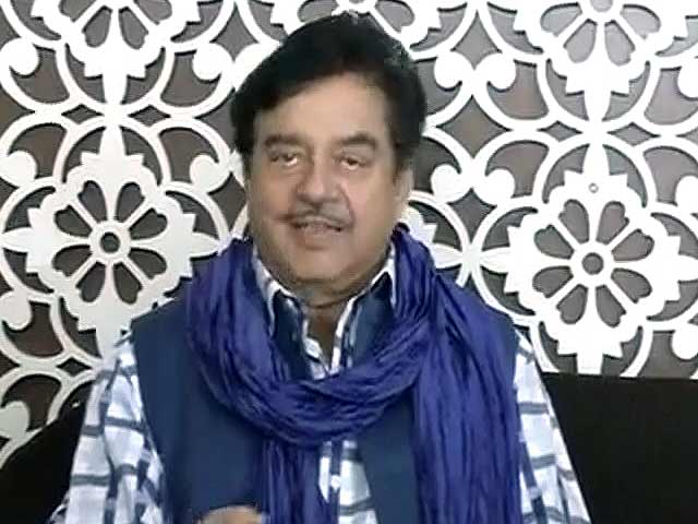 'नाराज़' शत्रुघ्‍न सिन्‍हा ने की नीतीश से मुलाकात, बताया 'विकास पुरुष'