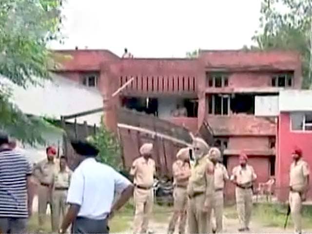 Videos : पाकिस्तान से आए थे गुरदासपुर के हमलावर : सूत्र