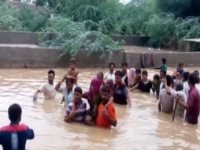 आफ़त की बारिश : गुजरात और राजस्थान के कुछ जिलों में बाढ़ जैसे हालात