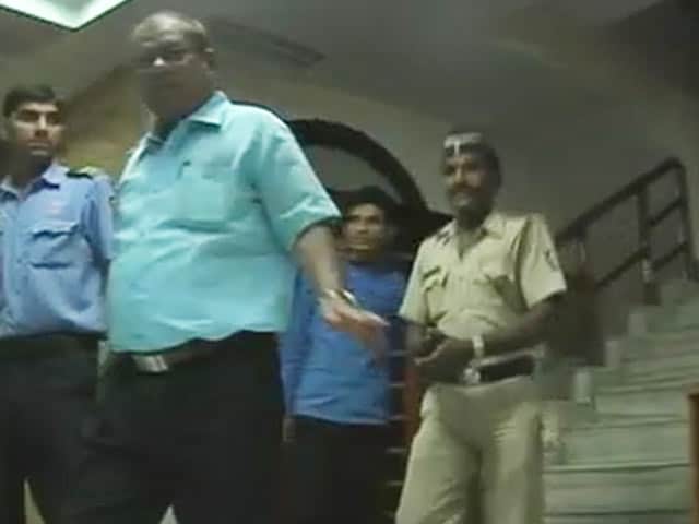 Video : Cop Delivers Confidential Letter to Yakub Memon's Family in Nagpur