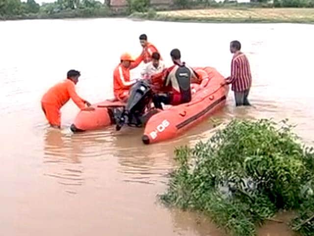 Videos : देश के पश्चिम से लेकर पूर्वी हिस्से तक बारिश की मार के बाद तबाही का मंज़र