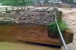 मणिपुर के चांदेल में भारी बारिश से मची तबाही की तस्वीरें मणिपुर के चांदेल में भारी बारिश से मची तबाही की तस्वीरें