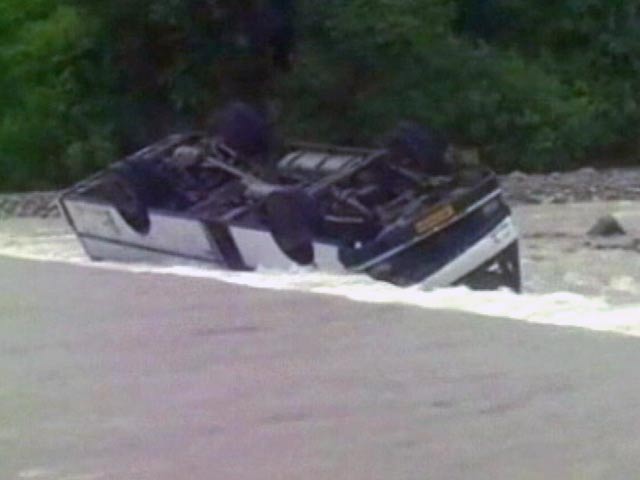 उत्तराखंड : तेज़ बहाव में बही बस, बाल-बाल बचे 30 यात्री