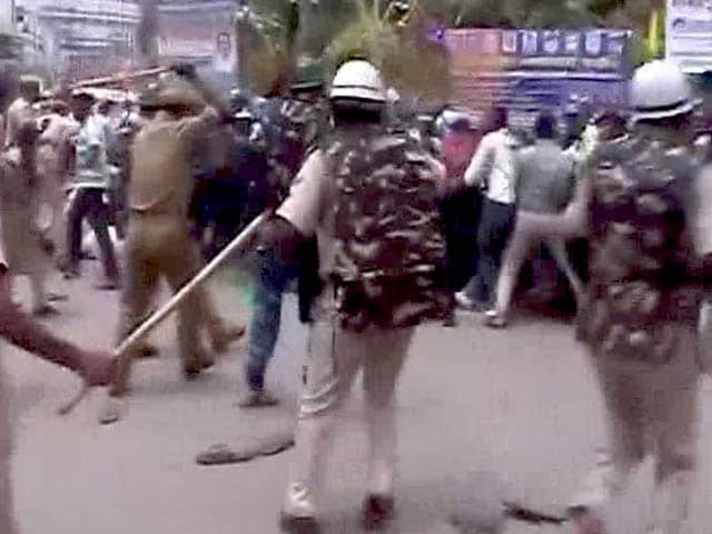 Videos : पटना में नियमित करने की मांग पर प्रदर्शन कर रहे शिक्षकों पर लाठीचार्ज
