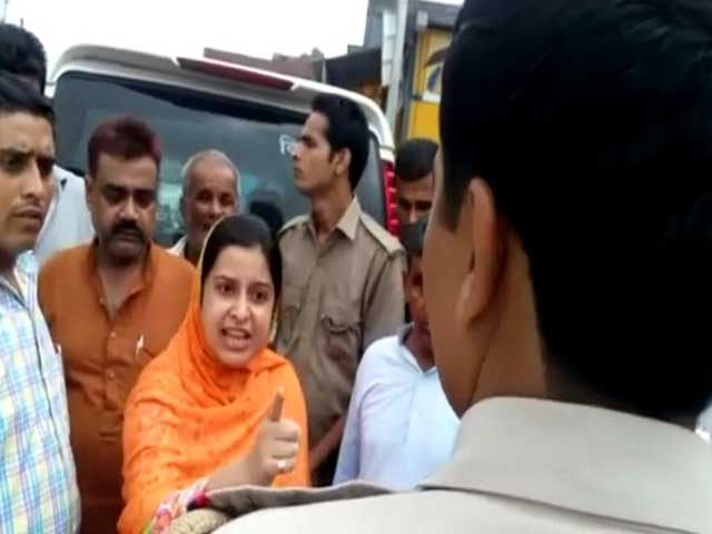 Videos : उत्तर प्रदेश में सपा विधायक की बेटी ने सरेआम लगाई पुलिसवाले की क्लास