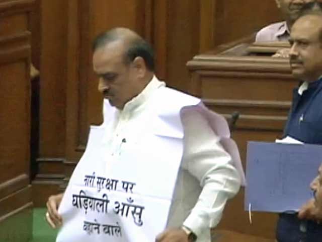 दिल्ली सरकार और दिल्ली बीजेपी के बीच तेज हो गई अब पोस्टर की जंग