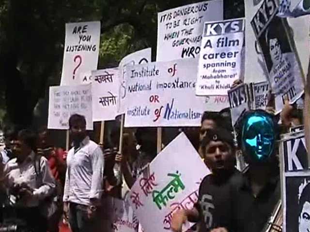 Protesting Pune Film Institute Students Hit the Streets in Delhi