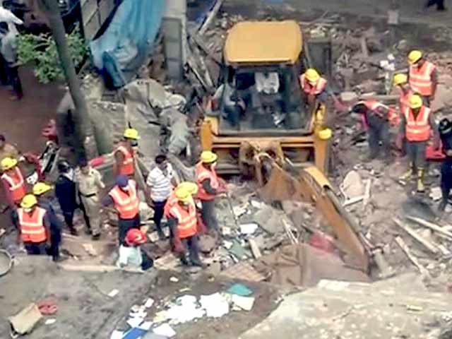 Videos : ठाणे में 50 साल पुरानी तीन मंजिला इमारत गिरी, 12 लोगों की मौत