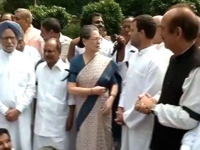 Videos : सांसदों के निलंबन के खिलाफ कांग्रेस का प्रदर्शन, सोनिया, राहुल ने की अगुवाई