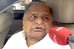 सांसदों के निलंबन के मुद्दे पर कांग्रेस के साथ खड़ी हुई सपा सांसदों के निलंबन के मुद्दे पर कांग्रेस के साथ खड़ी हुई सपा