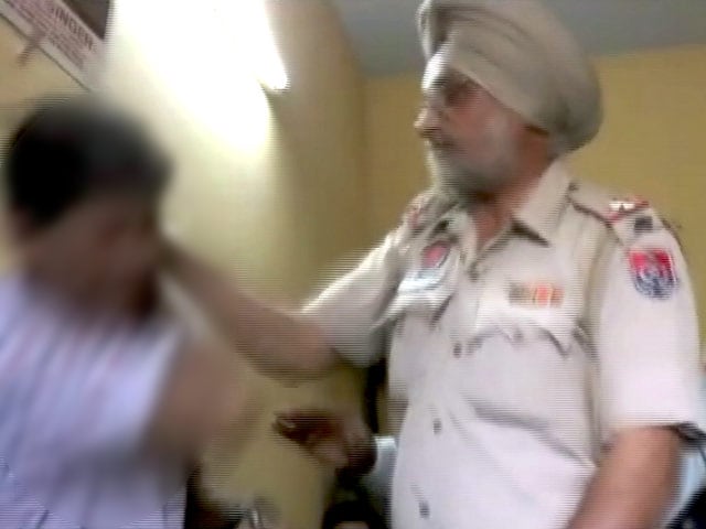 Videos : कैमरे में कैद : जालंधर में ASI ने युवक को बर्बरता से पीटा
