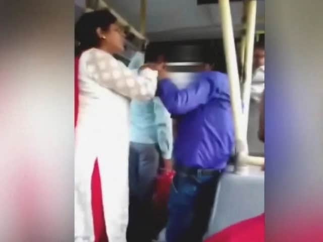 Videos : बस में सादे कपड़ों में तैनात महिला पुलिस कांस्टेबल ने की मनचले की पिटाई