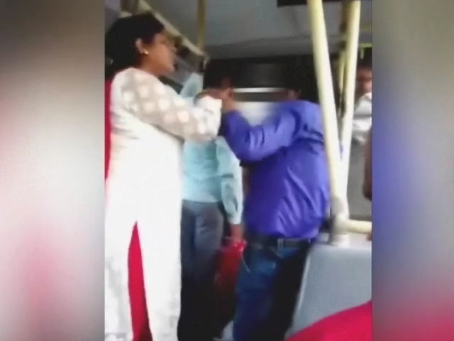 बस में सादे कपड़ों में तैनात महिला पुलिस कांस्टेबल ने की मनचले की पिटाई