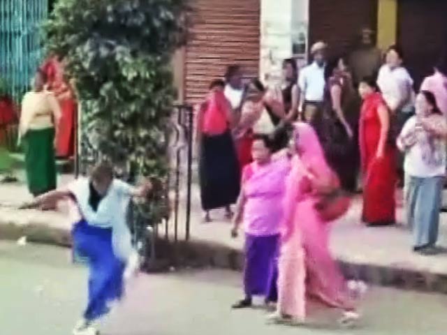 मणिपुर में पुलिस से भिड़ी महिलाएं, सड़कों पर छोड़े गए आंसू गैस