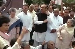 इंडिया 7 बजे : निलंबन से नाराज़ कांग्रेस ने संसद परिसर में किया ज़ोरदार प्रदर्शन इंडिया 7 बजे : निलंबन से नाराज़ कांग्रेस ने संसद परिसर में किया ज़ोरदार प्रदर्शन