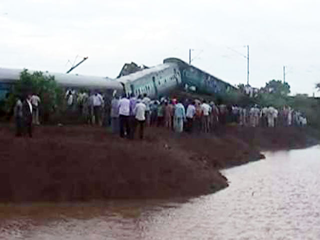 मध्य प्रदेश में कामायनी और जनता एक्सप्रेस के डिब्बे पटरी से उतरे, 28 की मौत