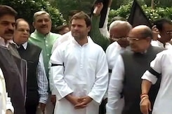 सांसदों के निलंबन के विरोध में कांग्रेस का धरना, काली पट्टी बांधकर जताया विरोध सांसदों के निलंबन के विरोध में कांग्रेस का धरना, काली पट्टी बांधकर जताया विरोध