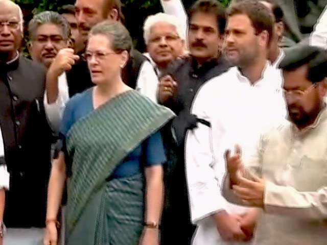 संसद में लगातार चौथे दिन कांग्रेस का हंगामा, सोनिया ने की अगुवाई