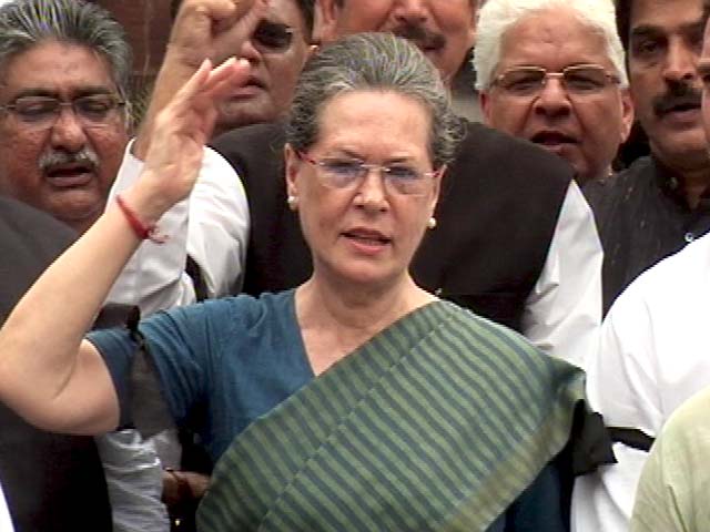 खबरों की खबर : कांग्रेस का नया वार, सोनिया ने कहा- ड्रामेबाज़ हैं सुषमा स्वराज