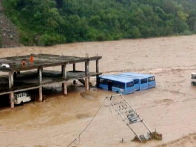 हिमाचल में आफत की बारिश, धरमपुर में बसें डूबी, सड़कों और मकानों को काफी नुकसान