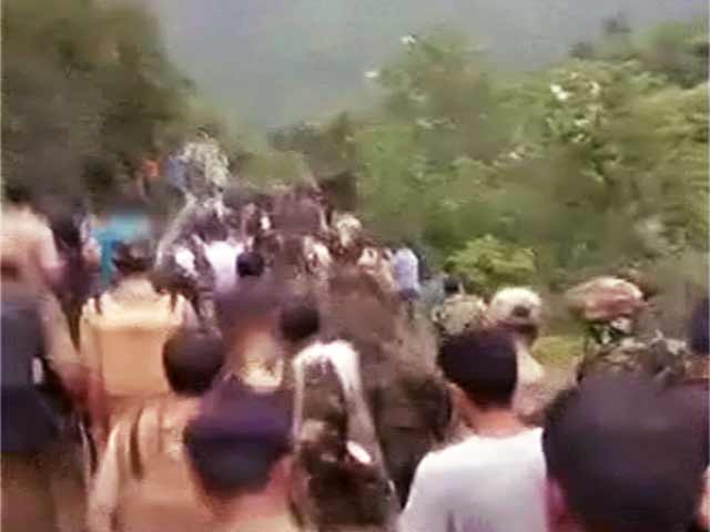 Video : कश्मीर में पाकिस्तानी आतंकी नावेद के तीन पनाहगार गिरफ्तार